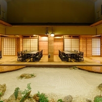 琉球料理と琉球舞踊 四つ竹 久米店の写真