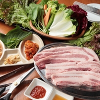 韓国料理とサムギョプサル 豚まるの写真