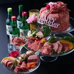 誕生日・記念日にオススメ♪肉ケーキ盛り付き♪　+660円、+1200円で飲み放題付きに変更可能★